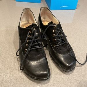 John Fluevog Wearever Dohje Lace Up Heel size W7 in black.